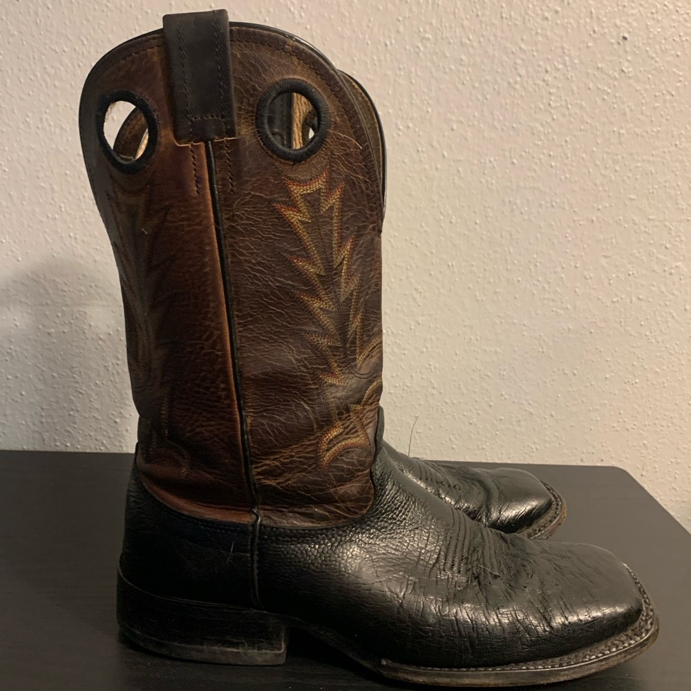 men leather cowboy boots Size 11. 
Pre-own good condition 
Unbranded